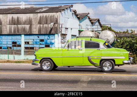 CAMAGUEY, KUBA - 26. JANUAR 2016: Alte Autofahrten in Camaguey Stockfoto