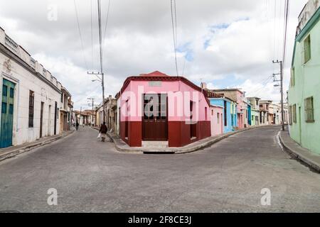 CAMAGUEY, KUBA - 26. JANUAR 2016: Menschen in den Straßen von Camaguey Stockfoto