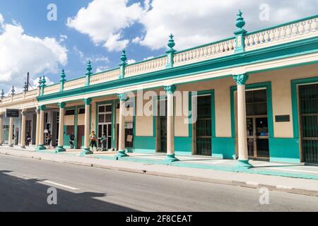 LAS TUNAS, KUBA - 27. JAN 2016: Alte Gebäude im Zentrum von Las Tunas. Stockfoto