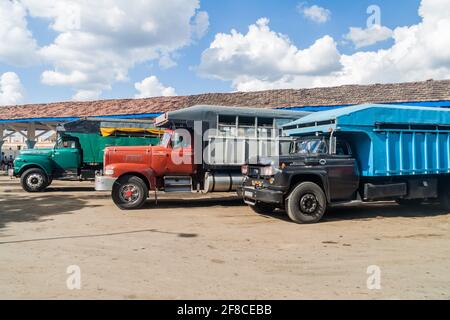 LAS TUNAS, KUBA - 27. JANUAR 2016: LKW-Station in Las Tunas. In Kuba transportieren Lastwagen häufig Passagiere. Stockfoto