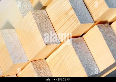 Dies sind die Enden der gehobelten Holzstäbe im Sägewerk oder in der Schreinerei. Sägen Trocknen und Vermarktung von Holz. Industrieller Hintergrund Stockfoto