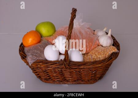 Voller Korb mit Lebensmitteln. Horizontale Zusammensetzung, niemand Stockfoto