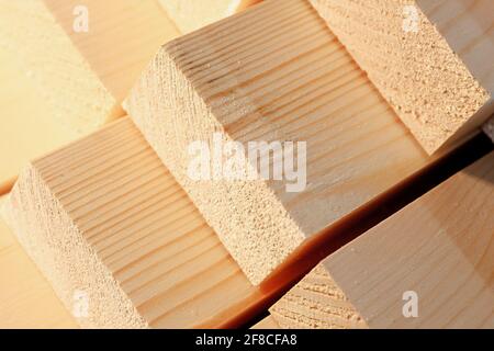 Die Holzstäbe werden in einem Stapel gestapelt. Sägen Trocknen und Vermarktung von Holz. Industrieller Hintergrund. Nahaufnahme der Baumaterialien. Werbefoto Stockfoto