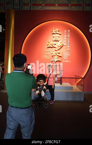 Haikou, Chinas Provinz Hainan. April 2021. Besucher fotografieren bei einer Ausstellung der Palastmuseummuseum-Sammlung in China (Hainan) Museum des Südchinesischen Meeres in der Stadt Qionghai, südchinesische Provinz Hainan, 13. April 2021. Quelle: Zhang Liyun/Xinhua/Alamy Live News Stockfoto