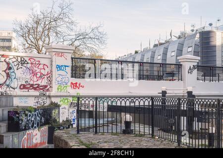 Kentish Town Road Bridge, Kentish Town Lock & Regent's Canal, Grand Union Walk Residenzen, Stadtszene mit Graffiti-Tags, Fußweg, Camden, London Stockfoto