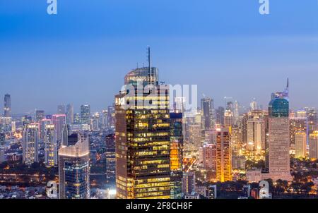 Die beleuchtete Skyline der Innenstadt von Jakarta - der Hauptstadt Indonesiens, zeigt das Central Business District, Jakarta, Indonesien Stockfoto