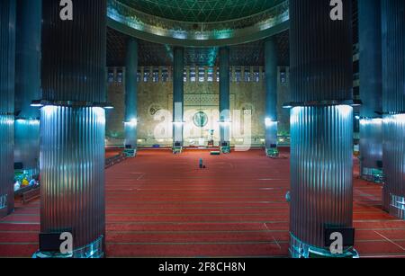 Der innere Gebetsraum in der Istiqlal-Moschee, Jakarta, Indonesien Stockfoto