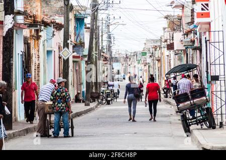 CAMAGUEY, KUBA - 26. JAN 2016: Straßenleben im Zentrum von Camaguey Stockfoto