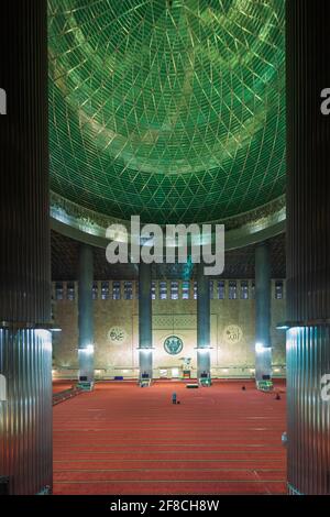 Der innere Gebetsraum in der Istiqlal-Moschee, Jakarta, Indonesien Stockfoto