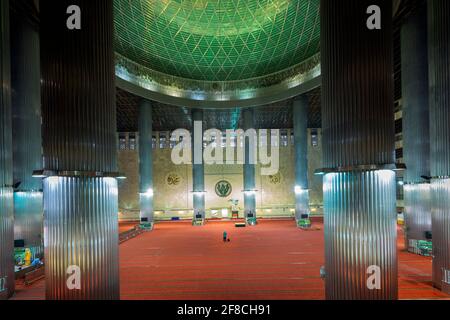 Der innere Gebetsraum in der Istiqlal-Moschee, Jakarta, Indonesien Stockfoto