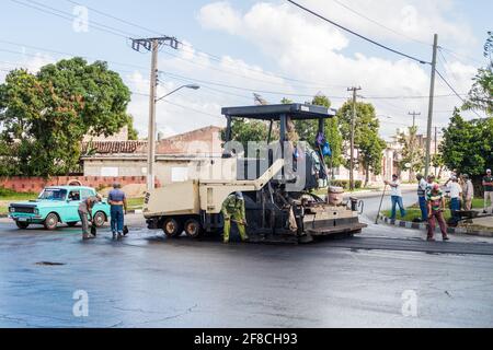 CAMAGUEY, KUBA - 26. JAN 2016: Bauarbeiten während der Asphaltierung einer Straße in Camaguey. Stockfoto