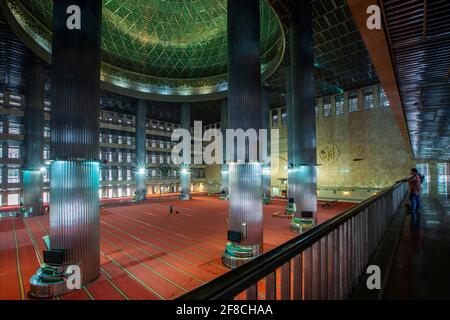 Der innere Gebetsraum in der Istiqlal-Moschee, Jakarta, Indonesien Stockfoto