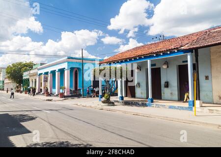 LAS TUNAS, KUBA - 27. JAN 2016: Alte Gebäude im Zentrum von Las Tunas. Stockfoto