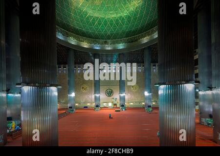 Der innere Gebetsraum in der Istiqlal-Moschee, Jakarta, Indonesien Stockfoto