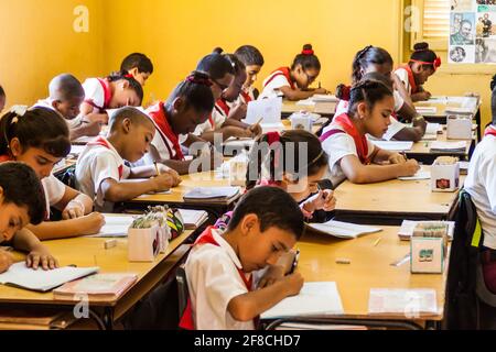 SANTIAGO de CUBA, KUBA - 1. FEBRUAR 2016: Kinder im Klassenzimmer in den ehemaligen Baracken von La Moncada, einem wichtigen Ort der kubanischen Geschichte, Santiago de Cuba Stockfoto