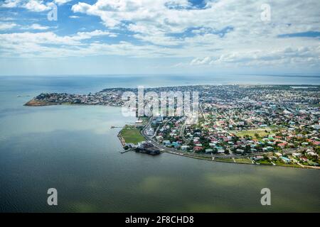 Belize City, die größte Stadt in Belize am Karibischen Meer, Luftaufnahme der Innenstadt / City Center District, Belize, Mittelamerika Stockfoto