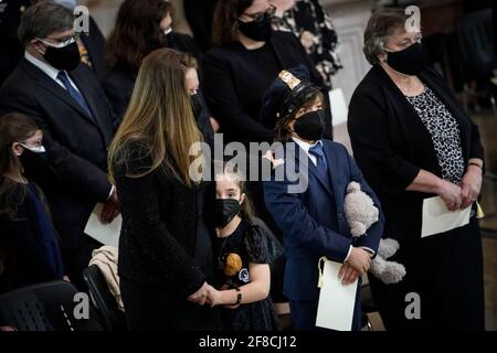 WASHINGTON, DC - 13. APRIL: Logan und Abigail, die Kinder des verstorbenen US-Polizeibeamten William 'Billy' Evans, werden von ihrer Mutter Shannon Terranova bei einem Gedenkgottesdienst in der Rotunde des US-Kapitols am 13. April 2021 in Washington, DC, getröstet. Evans wurde am 2. April getötet, als ein Fahrer sein Auto auf eine Barrikade des Capitol Complex rammte und dabei Evans und einen anderen Offizier traf. Evans wird heute in der Capitol Rotunde zu Ehren sein. Er ist der sechste Polizeibeamte des Kapitols, der in den fast 200 Jahren seit der Gründung der Streitkräfte im Dienst starb. (Foto von Drew Stockfoto