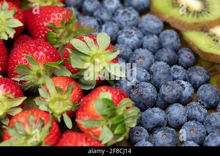 Obst auf dem Teller. Holzoberfläche Stockfoto