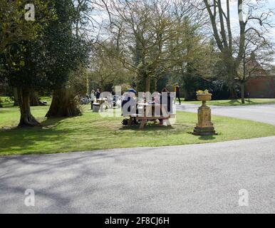 Familien und Menschen, die nach dem Ende der Sperre in England, Großbritannien, während der kovid19-Pandemie Essen im Freien genießen Stockfoto