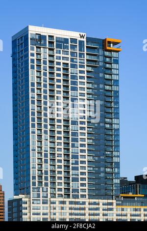 Das W Hotel erhebt sich als Turm aus Glasfenstern Und Balkons ist ein beliebtes Geschäfts- und Touristenziel in Bellevue Washington Stockfoto