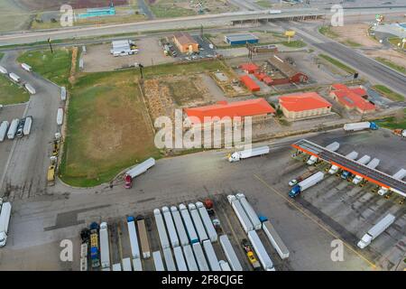 Tankstelle zum Betanken von Fahrzeugen, LKWs und Tanks mit Kraftstoff, Benzin und Diesel in der Nähe der Autobahn Stockfoto