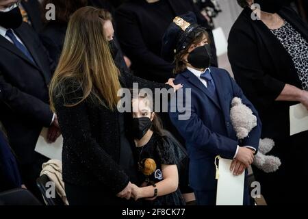 WASHINGTON, DC - 13. APRIL: Logan und Abigail, die Kinder des verstorbenen US-Polizeibeamten William 'Billy' Evans, werden von ihrer Mutter Shannon Terranova bei einem Gedenkgottesdienst in der Rotunde des US-Kapitols am 13. April 2021 in Washington, DC, getröstet. Evans wurde am 2. April getötet, als ein Fahrer sein Auto auf eine Barrikade des Capitol Complex rammte und dabei Evans und einen anderen Offizier traf. Evans wird heute in der Capitol Rotunde zu Ehren sein. Er ist der sechste Polizeibeamte des Kapitols, der in den fast 200 Jahren seit der Gründung der Streitkräfte im Dienst starb. Foto von Drew Stockfoto