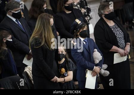 WASHINGTON, DC - 13. APRIL: Logan und Abigail, die Kinder des verstorbenen US-Polizeibeamten William 'Billy' Evans, werden von ihrer Mutter Shannon Terranova bei einem Gedenkgottesdienst in der Rotunde des US-Kapitols am 13. April 2021 in Washington, DC, getröstet. Evans wurde am 2. April getötet, als ein Fahrer sein Auto auf eine Barrikade des Capitol Complex rammte und dabei Evans und einen anderen Offizier traf. Evans wird heute in der Capitol Rotunde zu Ehren sein. Er ist der sechste Polizeibeamte des Kapitols, der in den fast 200 Jahren seit der Gründung der Streitkräfte im Dienst starb. Foto von Drew Stockfoto