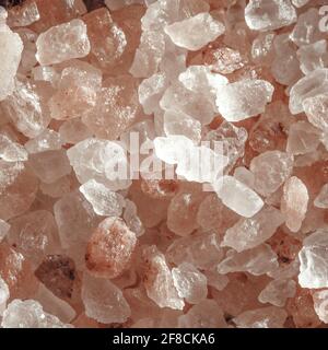 Rosafarbene himalaya-Salzsteine aus nächster Nähe. Makro. Rosa Hintergrund. Sonnenlicht Stockfoto