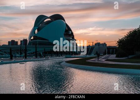 Der Palau de les Arts Reina Sofía wurde von Santiago Calatrava entworfen, um das nordwestliche Ende der Stadt der Künste und Wissenschaften in Valencia, Spanien, zu verankern. Stockfoto