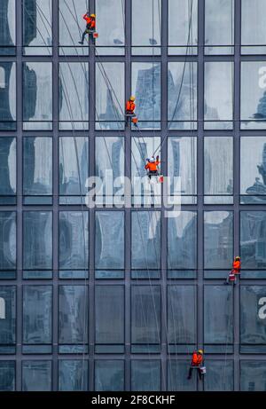 Fensterputzer arbeitet an der Fassade eines Hochhauses in Bangkok Stockfoto