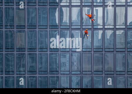 Fensterputzer arbeitet an der Fassade eines Hochhauses in Bangkok Stockfoto