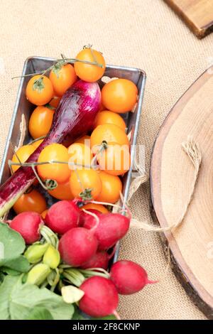 Frisches Gemüse auf einer Schüssel. Beigefarbener Hintergrund Stockfoto
