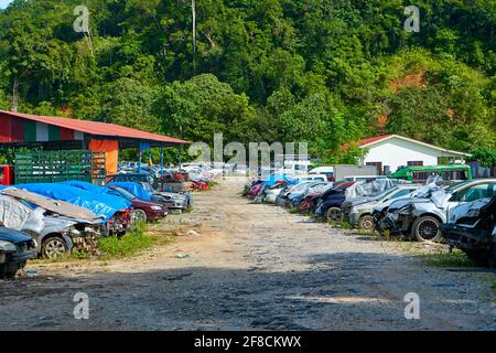 Parken beschädigter Autos nach einem Unfall. Langkawi, Malaysia - 06.20.2020 Stockfoto