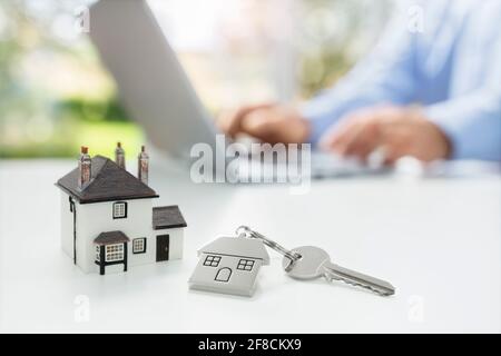 Suchen Sie im Internet nach Immobilien oder Neuhaus mit Modellhaus und Schlüssel Stockfoto