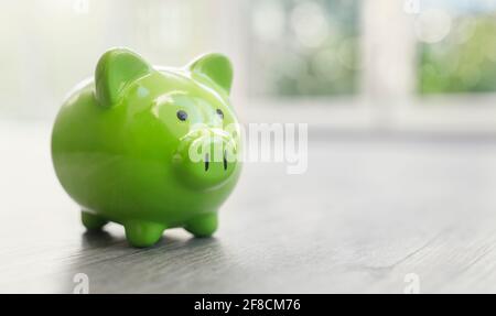 Sparschwein-on-Floor-Konzept für Sparen, Buchhaltung, Bankwesen und Geschäftskonto Stockfoto