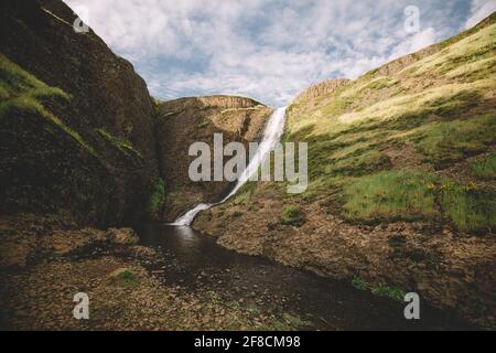 Wasser fließt in EINEN kleinen Creek Canyon in Nordkalifornien Stockfoto