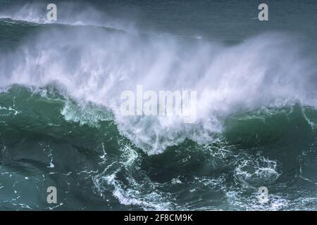 Eine wilde Welle bricht am Cribbar Reef vor Towan Head in Newquay in Cornwall. Stockfoto