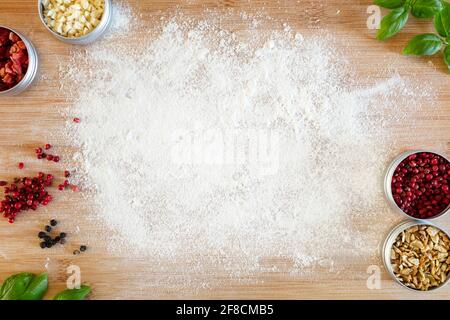 Backen Schneidebrett und Mehl Lebensmittel Hintergrund mit Kopierer Platz Stockfoto
