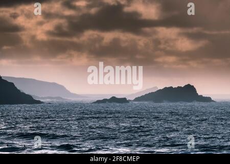 Abendlicht über dem gesamten Point East und Goose Island in Der Vordergrund und Kelsey Head und die Chick Island in Der Hintergrund auf dem North Cornwall Stockfoto