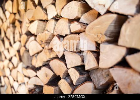 Brennholz Stapel von gehacktem Holz Hintergrund Stockfoto