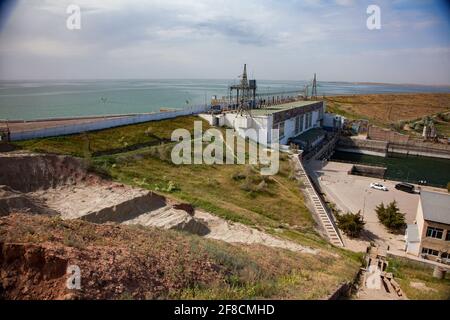 Wasserkraftwerk Shardara. Damm, Hauptgebäude, Umspannwerk und Staumauer. Shardara Wasserspeicher auf dem Hintergrund. Kasachstan. Stockfoto