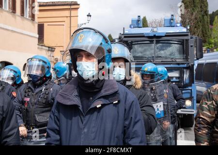 Rom, Italien. April 2021. Polizisten standen während der Demonstration an (Foto: Matteo Nardone/Pacific Press) Quelle: Pacific Press Media Production Corp./Alamy Live News Stockfoto