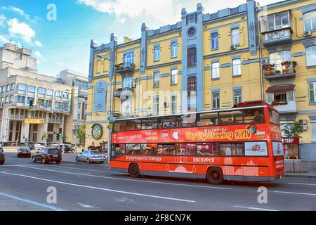 KIEW, UKRAINE - 23. JUNI 2012: Blick auf den roten Touristenbus auf der Esplanadna Straße Stockfoto