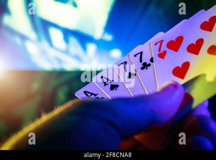Full House Poker Spielkarten in der Spieler Hand Close Up. Entertainment-Thema. Stockfoto