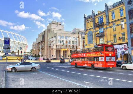 KIEW, UKRAINE - 23. JUNI 2012: Blick auf den roten Touristenbus auf der Esplanadna Straße Stockfoto
