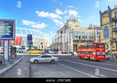 KIEW, UKRAINE - 23. JUNI 2012: Blick auf das Olympiastadion und den roten Touristenbus auf der Esplanadna Straße Stockfoto