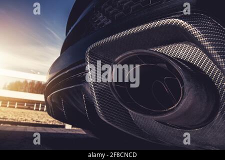 Sportfahrzeug Leistung Auspuff Nahaufnahme. Modernes Automotive-Thema. Stockfoto