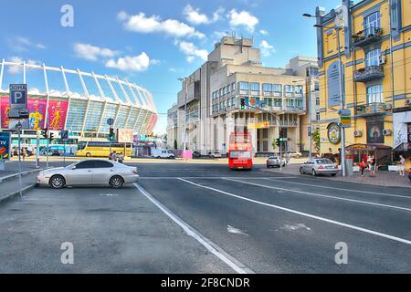 KIEW, UKRAINE - 23. JUNI 2012: Blick auf das Olympiastadion und den roten Touristenbus auf der Esplanadna Straße Stockfoto