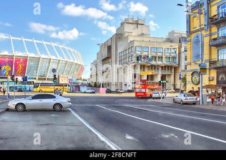 KIEW, UKRAINE - 23. JUNI 2012: Blick auf das Olympiastadion und den roten Touristenbus auf der Esplanadna Straße Stockfoto