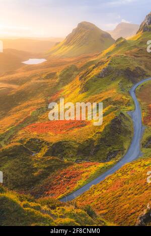 Lebendiges goldenes Licht über der epischen Berglandschaft des zerklüfteten, konturierten Geländes des Cleat am Quiraing auf der Isle of Skye, Schottland. Stockfoto